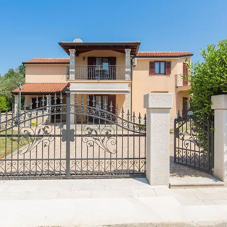 Mediterranes Nur 200 Meter Zum Mit Pool, Grillbereich, Privater Terrasse, Wifi * Porec