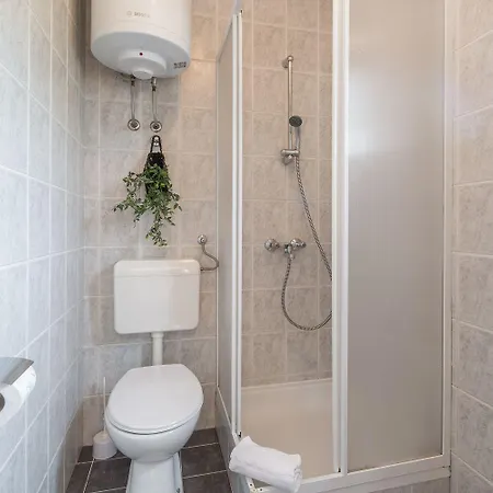 Apartment Mediterranes Nur 200 Meter Zum Mit Pool, Grillbereich, Privater Terrasse, Wifi
