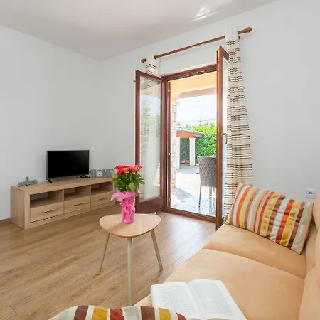 Mediterranes Nur 200 Meter Zum Mit Pool, Grillbereich, Privater Terrasse, Wifi Apartment *