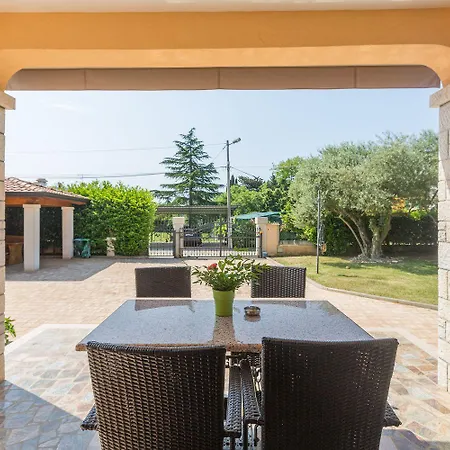 Apartment Mediterranes Nur 200 Meter Zum Mit Pool, Grillbereich, Privater Terrasse, Wifi Porec
