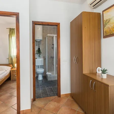 Mediterranes Nur 200 Meter Zum Mit Pool, Grillbereich, Privater Terrasse, Wifi Apartment *
