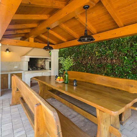 Mediterranes Nur 200 Meter Zum Mit Pool, Grillbereich, Privater Terrasse, Wifi Apartment Porec