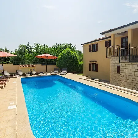 Mediterranes Nur 200 Meter Zum Mit Pool, Grillbereich, Privater Terrasse, Wifi *