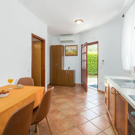 Mediterranes Nur 200 Meter Zum Mit Pool, Grillbereich, Privater Terrasse, Wifi * Porec