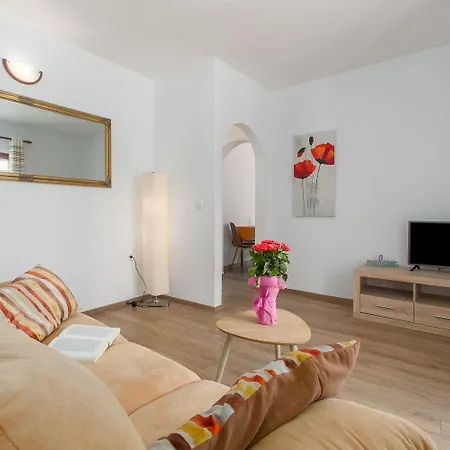 Apartment Mediterranes Nur 200 Meter Zum Mit Pool, Grillbereich, Privater Terrasse, Wifi *