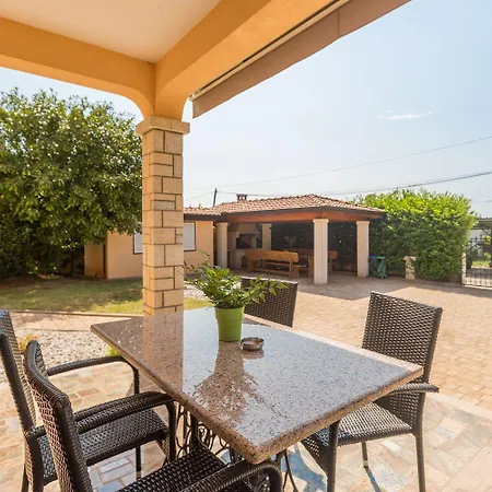 Mediterranes Nur 200 Meter Zum Mit Pool, Grillbereich, Privater Terrasse, Wifi Apartment Porec