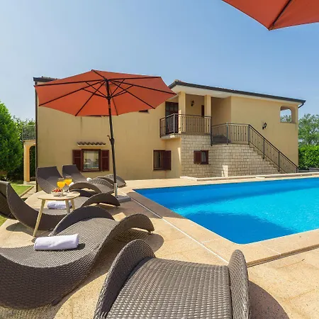 Mediterranes Nur 200 Meter Zum Mit Pool, Grillbereich, Privater Terrasse, Wifi *
