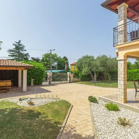 Mediterranes Nur 200 Meter Zum Mit Pool, Grillbereich, Privater Terrasse, Wifi Porec