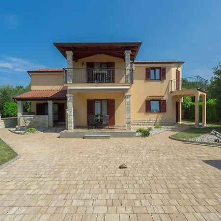 Mediterranes Nur 200 Meter Zum Mit Pool, Grillbereich, Privater Terrasse, Wifi *
