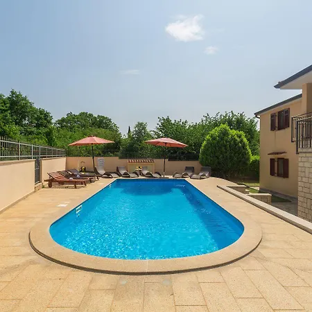 Mediterranes Nur 200 Meter Zum Mit Pool, Grillbereich, Privater Terrasse, Wifi * Porec