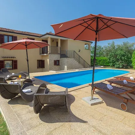 Mediterranes Nur 200 Meter Zum Mit Pool, Grillbereich, Privater Terrasse, Wifi * Porec